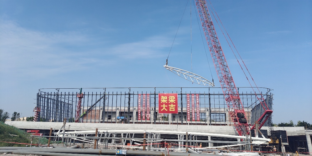 内江市高桥片区全民健身中心项目突破技术难关 36.9米超大跨度钢结构成功实现吊装 施工难度和技术要求